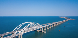 Russisk tankskip delt i to – lekker ut olje ved Kertsj-stredet