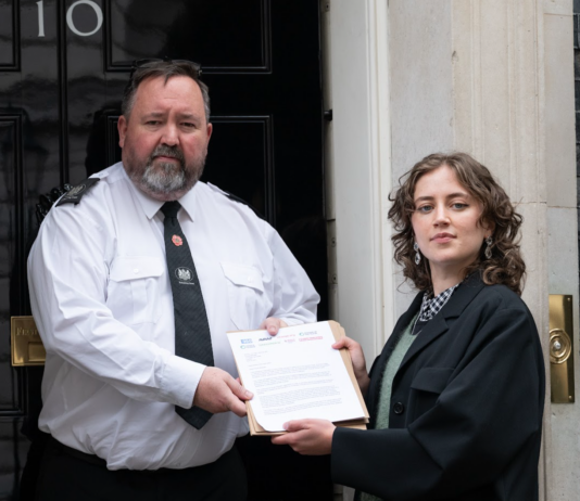 Her leveres 1 million underskrifter mot nye oljeprosjekter