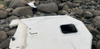 Mengder med vrakgods fra båt drev på land ved nasjonalparken på Herføl