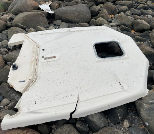 Mengder med vrakgods fra båt drev på land ved nasjonalparken på Herføl