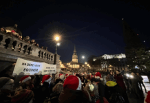 Klimakor sang “julesanger” ved den norske julegrana i London