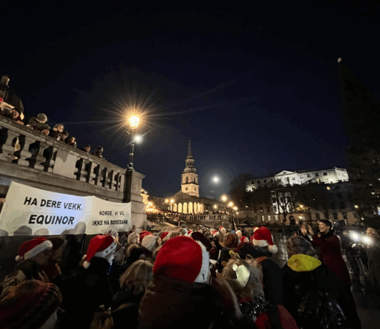 Klimakor sang “julesanger” ved den norske julegrana i London