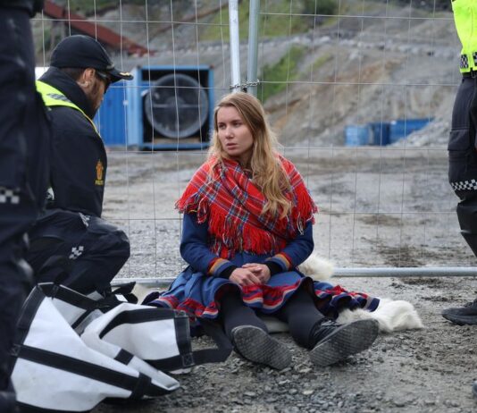 70 aktivister blokkerer anleggsarbeidet ved Nussirgruva