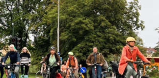 Ungdom parkerer sykkelen, formen svekkes
