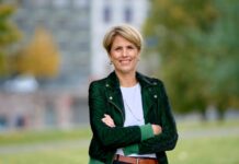 Inntektene falt med 120 millioner. Likevel jubler direktøren