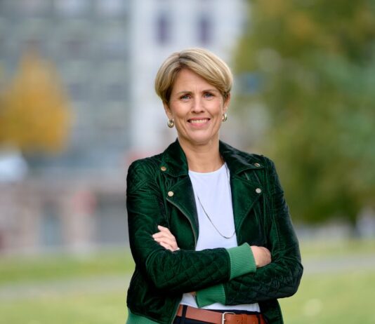 Inntektene falt med 120 millioner. Likevel jubler direktøren